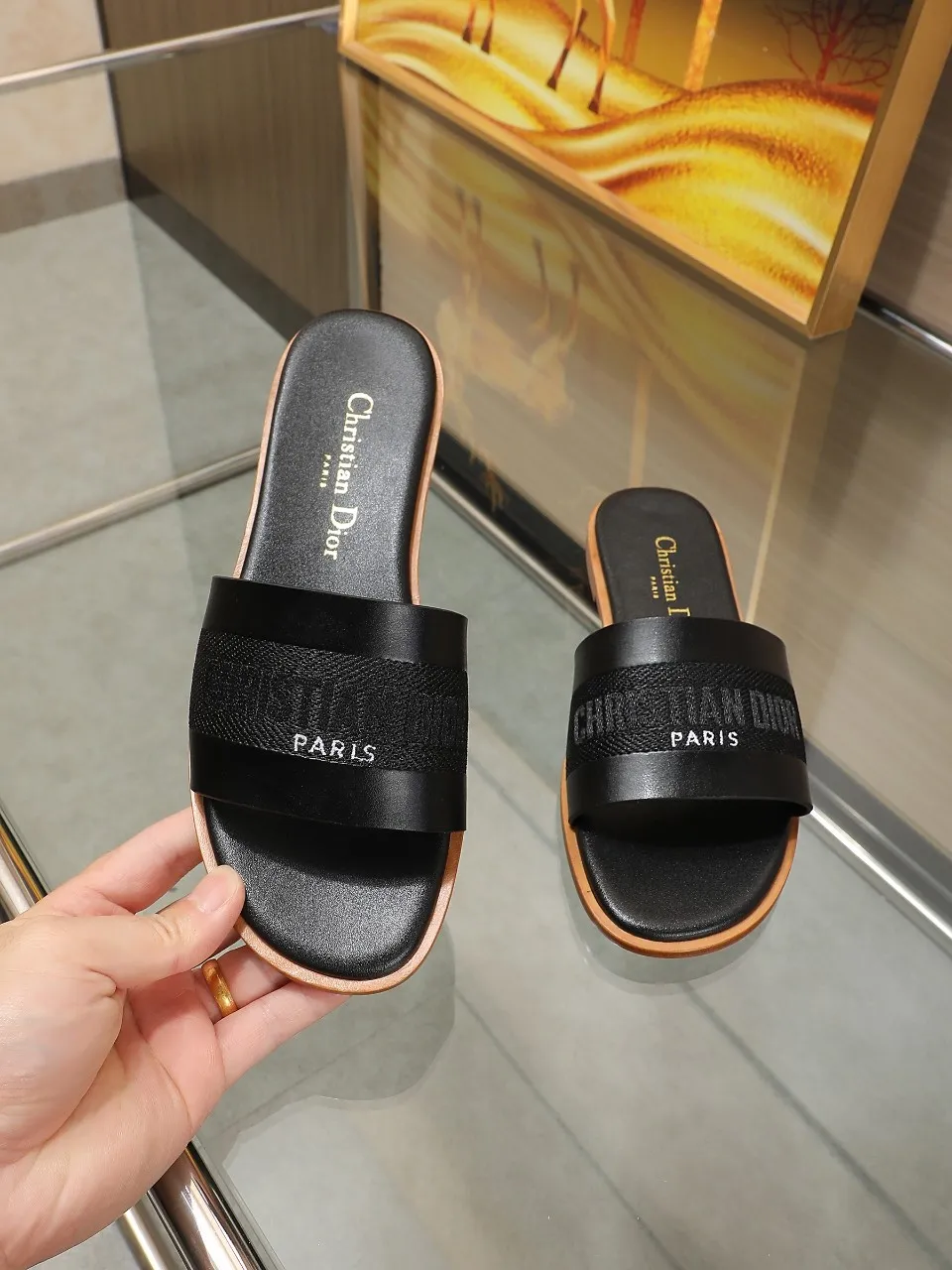👟👟Ex-factory price 340👟👟 Dior flat slippers, leather upper with electric embroidery weaving, embroidered letters, and sheepskin lining. Leather outsole, size: 35-42